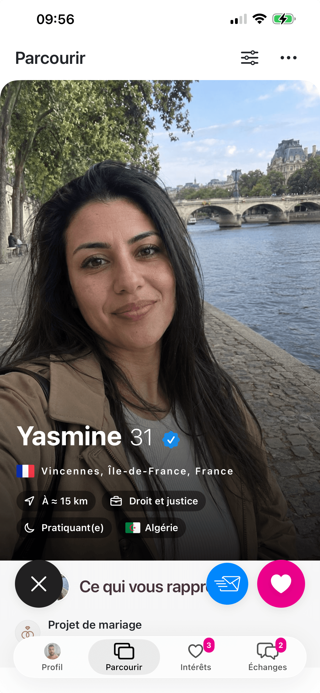 Écran Parcourir de Zuwaj présentant le profil de Yasmine
